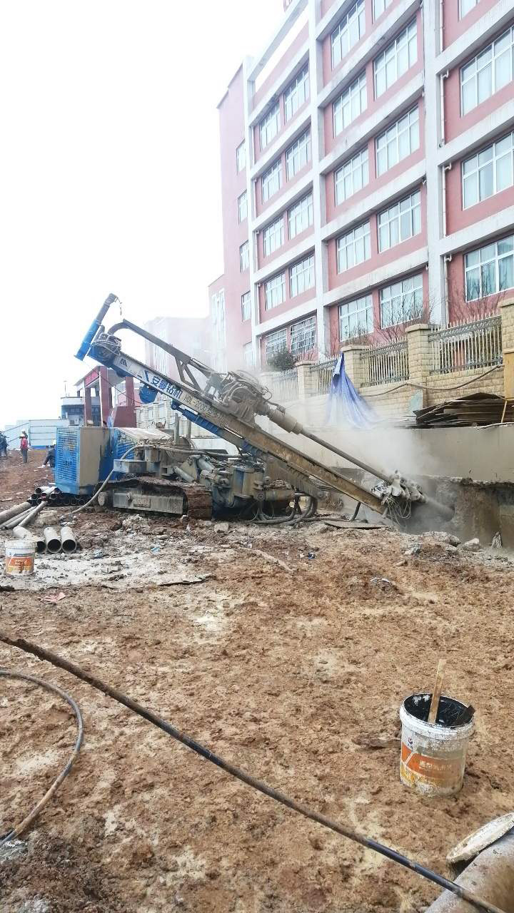 2HDL-200C anchored drill operating near high-rise building