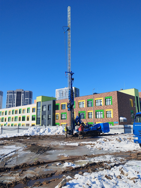 High-pressure rotary drill for foundation work in winter city