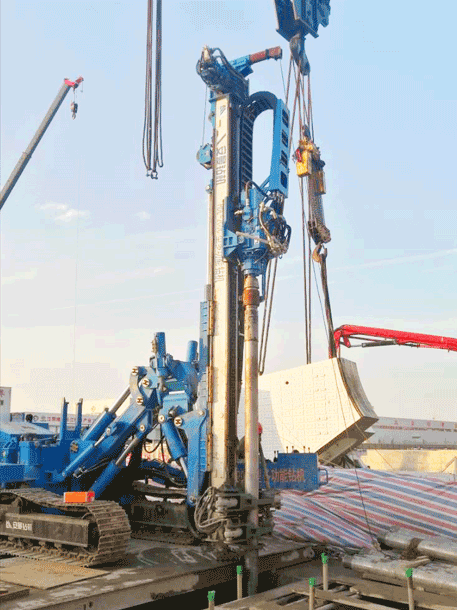 HDL-200C drill rig lifting drill pipe at Jingjiang project site