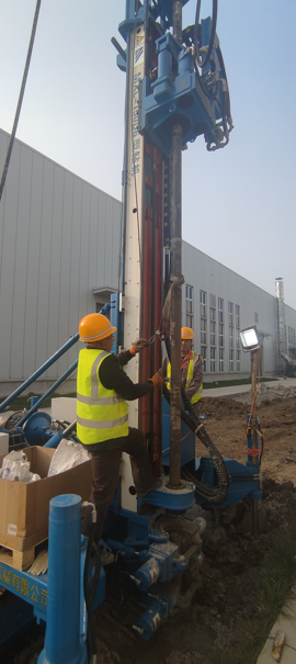 Workers installing drill rods on MXL-150D6 jet grouting rig