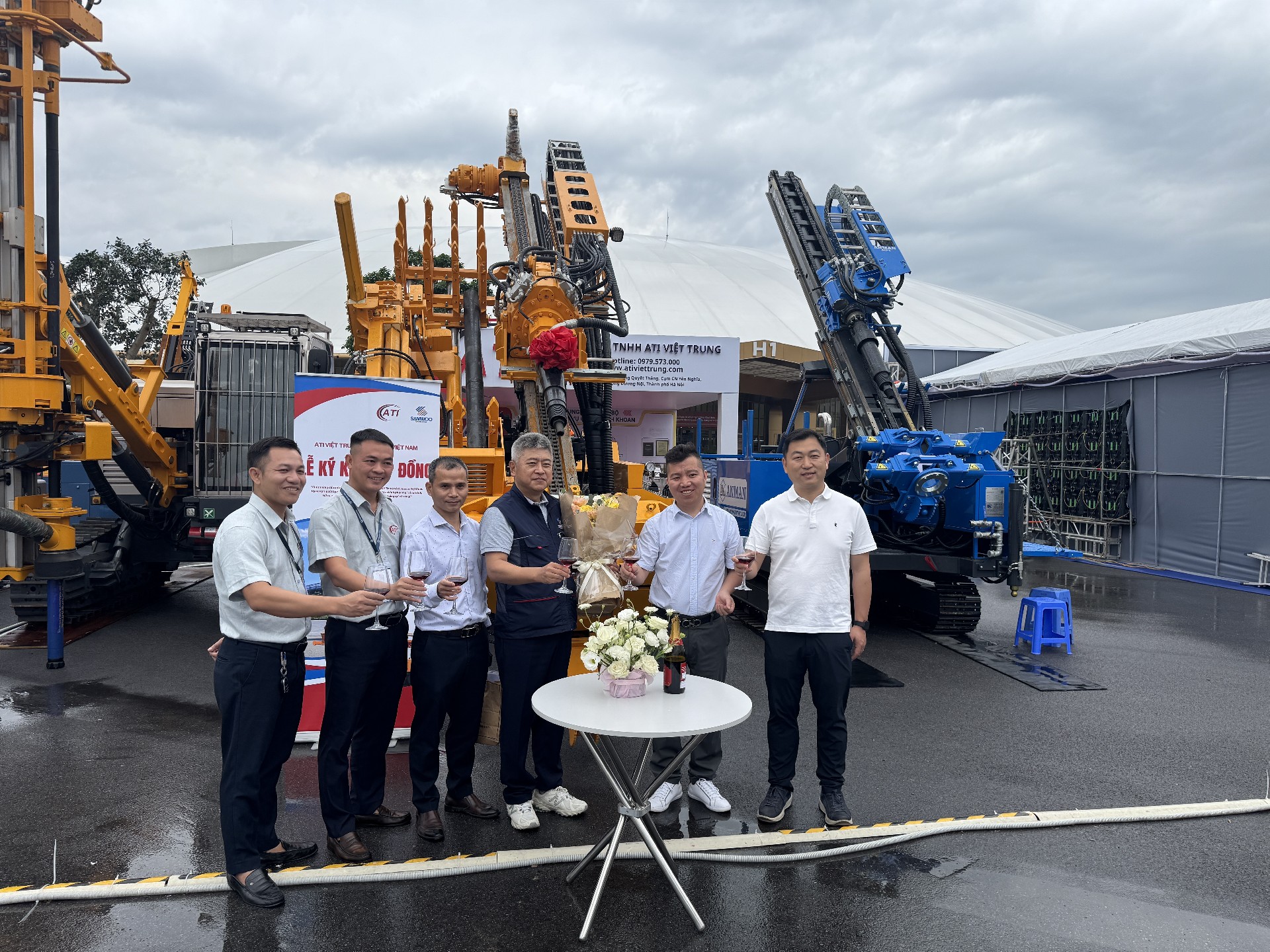 Anman team photo with drilling rigs at Vietnam International Machinery Fair 2026