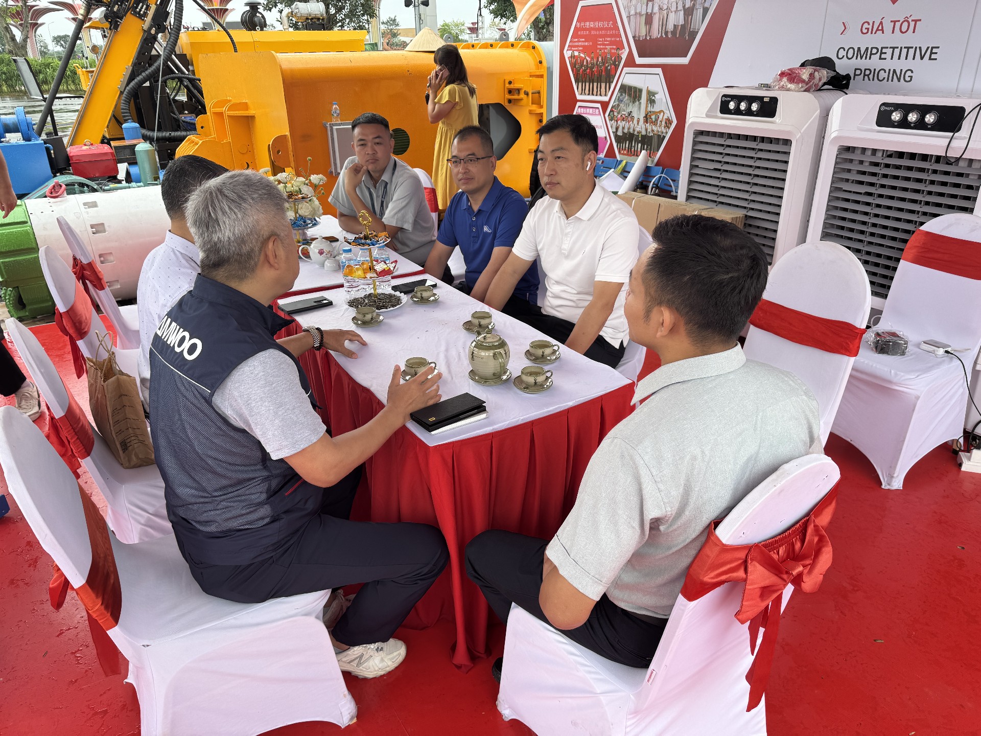 Manung/Anman team and clients discussing business at Vietnam International Machinery Fair 2026