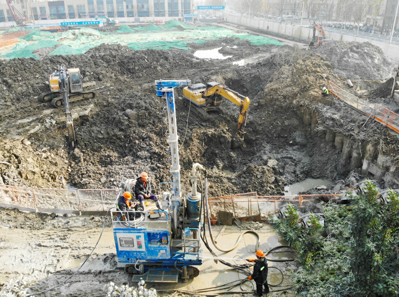 Ammann SJL-120 jet grouting drill working at foundation pit site